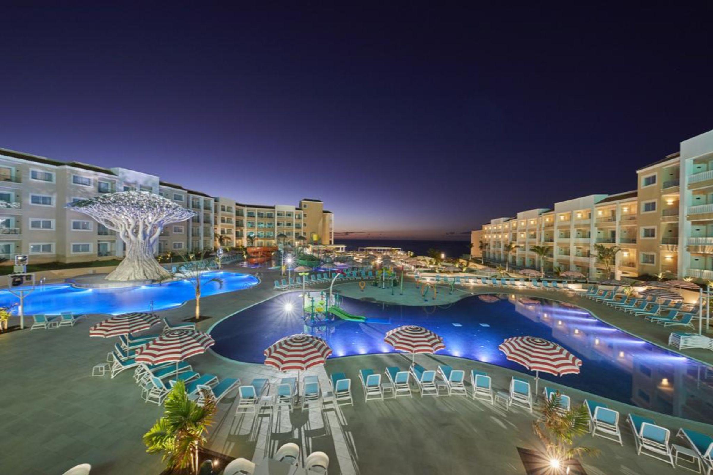 Bahia Principe Fantasia Tenerife ซานมิเกลเดียโบนา ภายนอก รูปภาพ The pool at the Iberostar Grand Hotel at Playa Paraíso