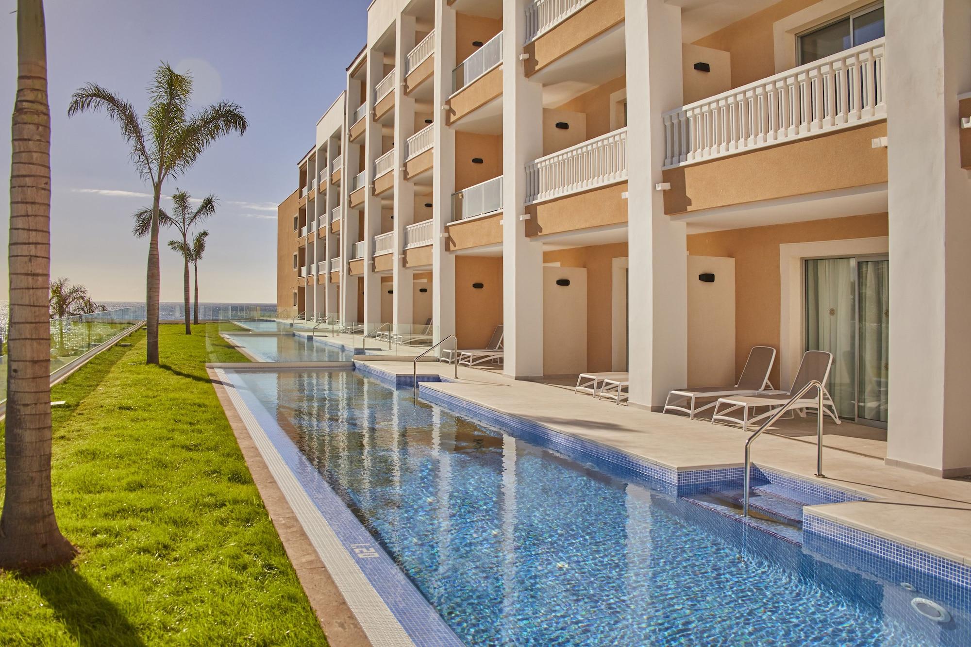 Bahia Principe Fantasia Tenerife ซานมิเกลเดียโบนา ภายนอก รูปภาพ A swim-up room at the Iberostar Grand Hotel at Playa de Palma, Mallorca, Spain
