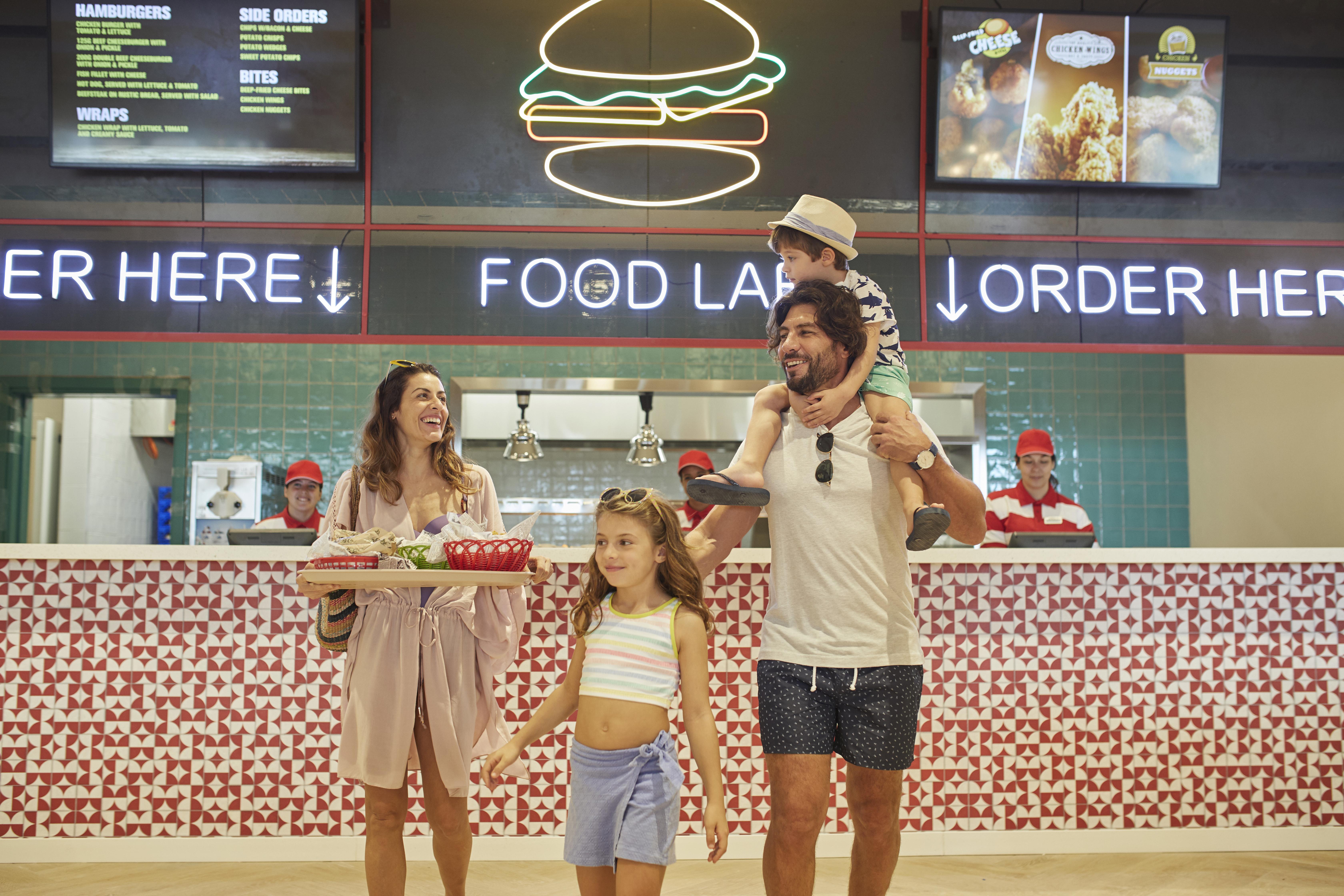 Bahia Principe Fantasia Tenerife ซานมิเกลเดียโบนา ภายนอก รูปภาพ Family at the food court