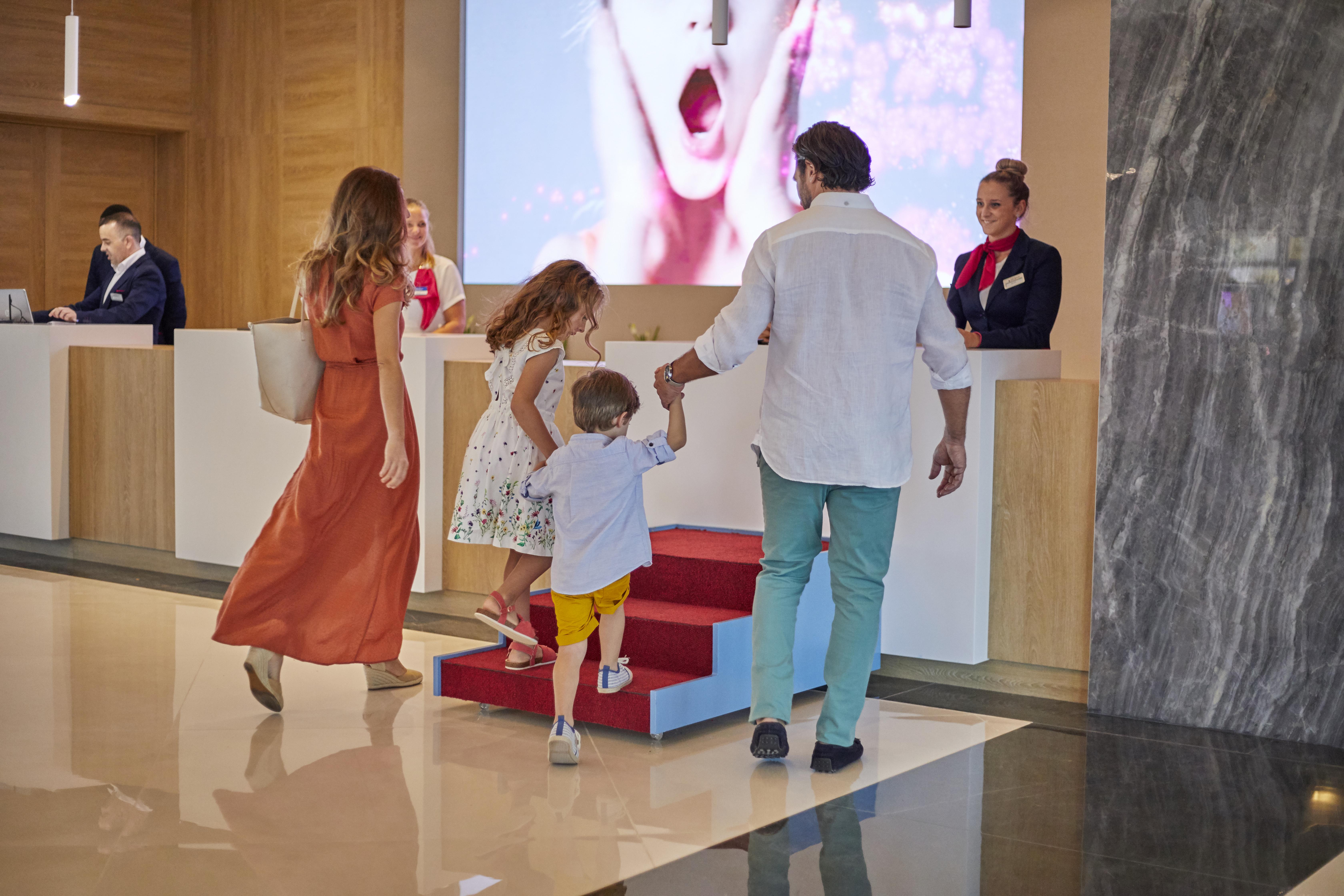 Bahia Principe Fantasia Tenerife ซานมิเกลเดียโบนา ภายนอก รูปภาพ Crown Prince Frederik, Crown Princess Mary, Prince Christian and Princess Isabella at the opening of the hotel.