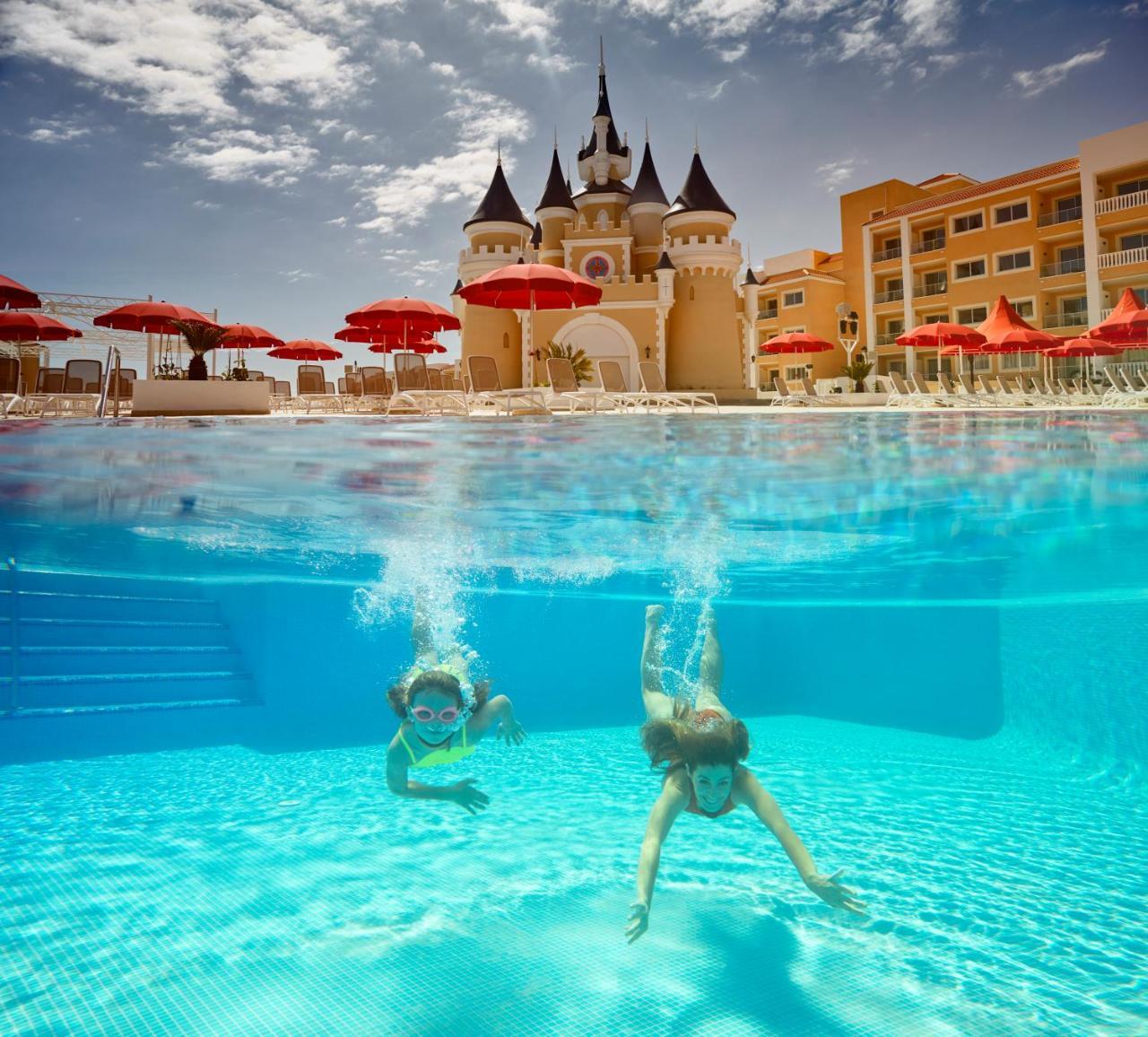 Bahia Principe Fantasia Tenerife ซานมิเกลเดียโบนา ภายนอก รูปภาพ The swimming pool at the Atlantis Paradise Island resort