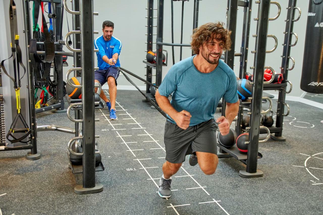 Bahia Principe Fantasia Tenerife ซานมิเกลเดียโบนา ภายนอก รูปภาพ A man working out with a battle rope